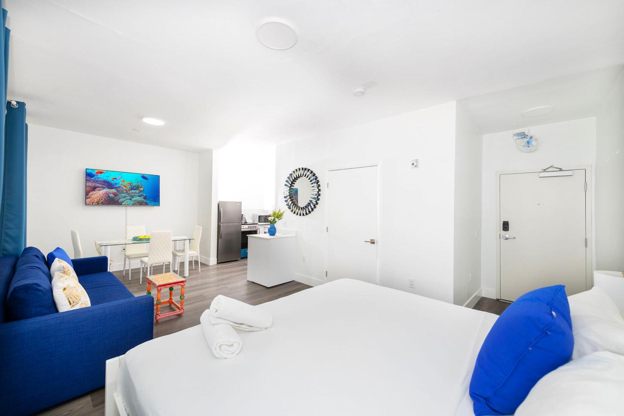 Apartments On Collins ไมอามีบีช ภายนอก รูปภาพ